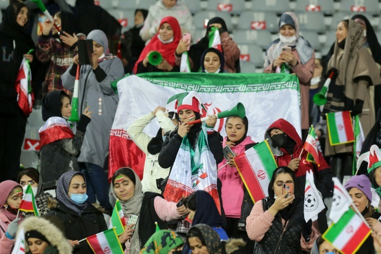 مشجعات إيرانيات خلال مباراة كرة القدم في التصفيات الآسيوية لكأس العالم 2022 بين إيران والعراق في مجمع آزادي الرياضي بالعاصمة طهران في 27 كانون الثاني/يناير 2022 (ا ف ب)