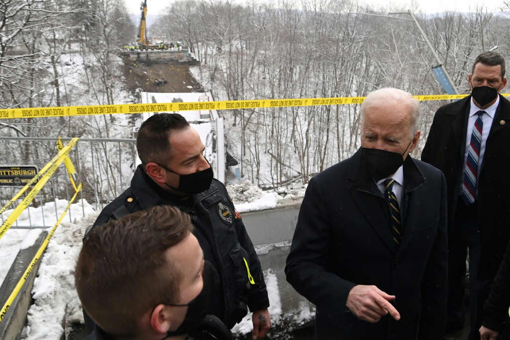 الرئيس الأميركي جو بايدن يتفقد موقع انهيار جسر في مدينة بيتسبرغ بولاية بنسلفانيا في 28 يناير 2022 (ا ف ب)