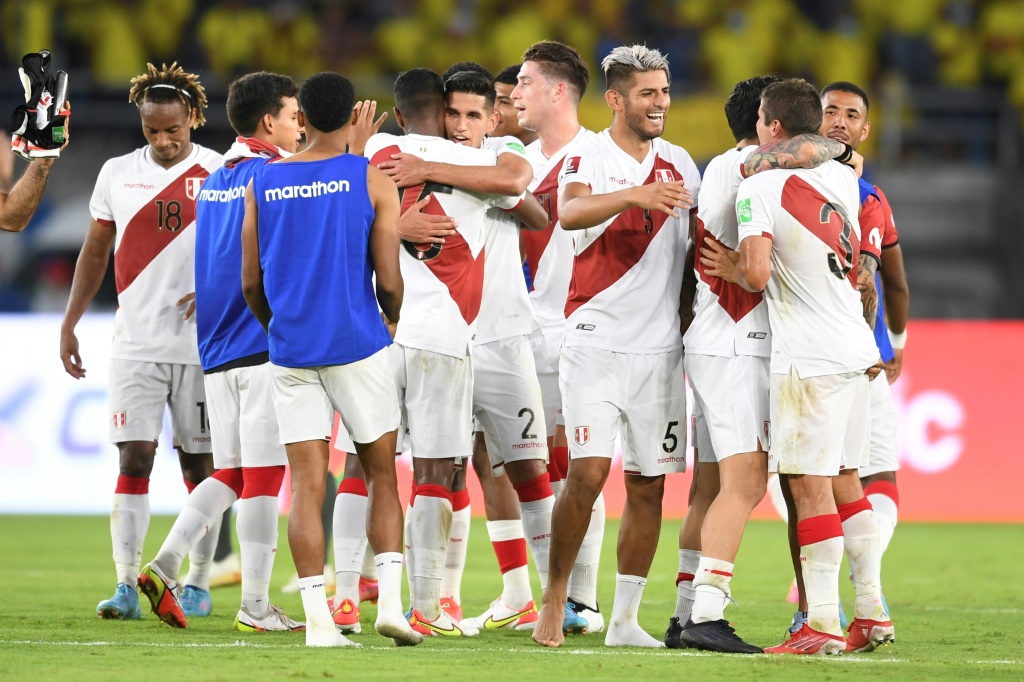 لاعبو البيرو يحتفلون بعد تسجيل إديسون فلوريس هدف الفوز في مرمى كولومبيا ضمن تصفيات مونديال 2022 (ا ف ب)