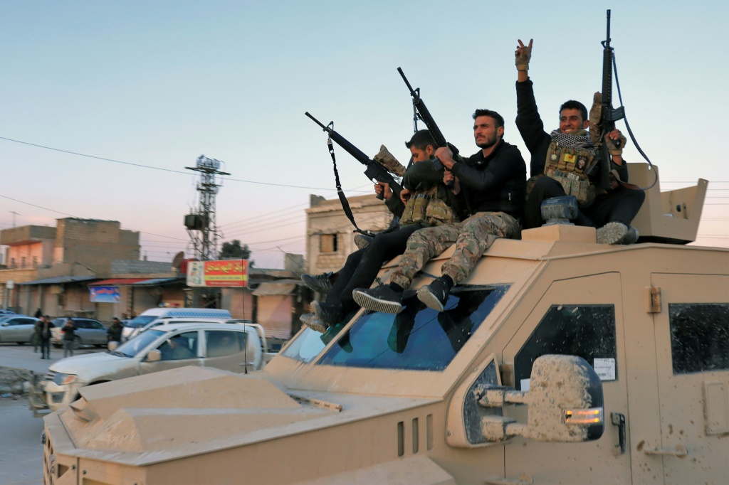عناصر من قوات سوريا الديموقراية ينتشرون خارج سجن الصناعة في حي غويران في مدينة الحسكة بشمال شرق سوريا في 26 كانون الثاني/يناير 2022 بعد إعلان استعادة السيطرة عليه إثر هجوم شنه مقاتلون من تنظيم الدولة الإسلامية (أ ف ب)