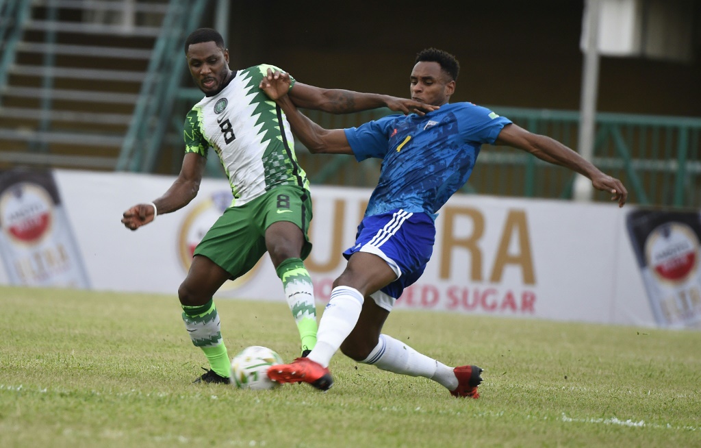 ايغالو (يسار) في مباراة نيجيريا والرأس الأخضر ضمن تصفيات كأس العالم (ا ف ب)