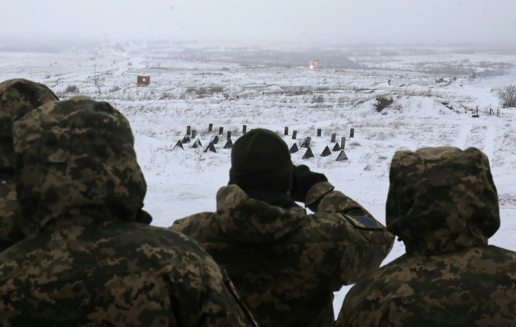 جنود أوكرانيون يشاركون في تدريبات عسكرية قرب مدينة لفيف (غرب) في 28 كانون الثاني/يناير 2022(ا ف ب)