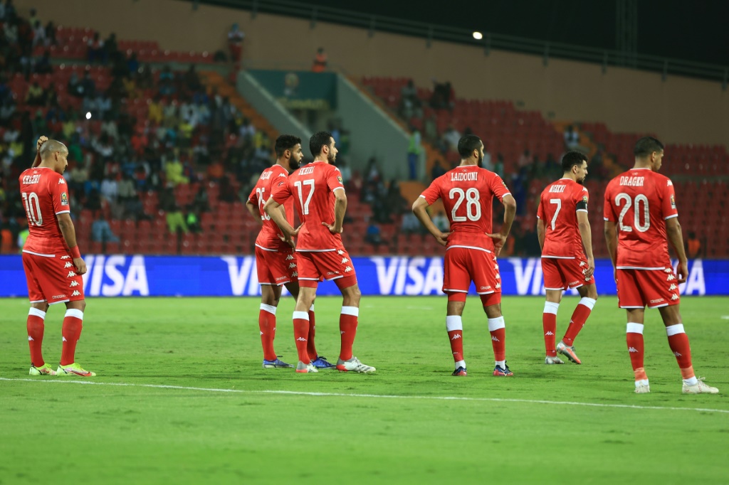 لاعبو المنتخب التونسي مستاؤون عقب هز شباكهم من المنتخب البوركينابي (صفر-1) في ربع نهائي كأس الأمم الإفريقية في غاروا في 29 كانون الثاني/يناير 2022.(ا ف ب)