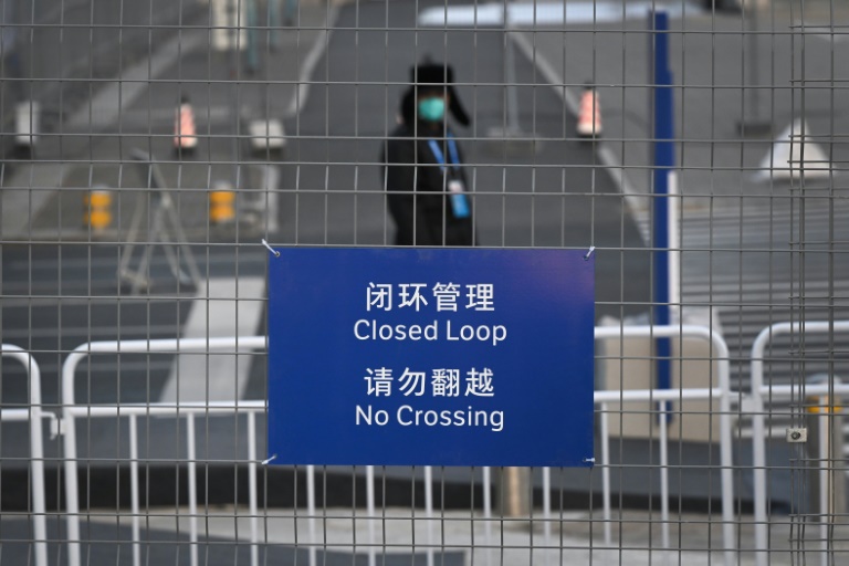 حارس خلف حواجز تفصل الفقاعة المغلقة التي أفامتها الصين للحد من تفشي كوفيد في بكين بتاريخ 29 كانون الثاني/يناير 2022(ا ف ب)
