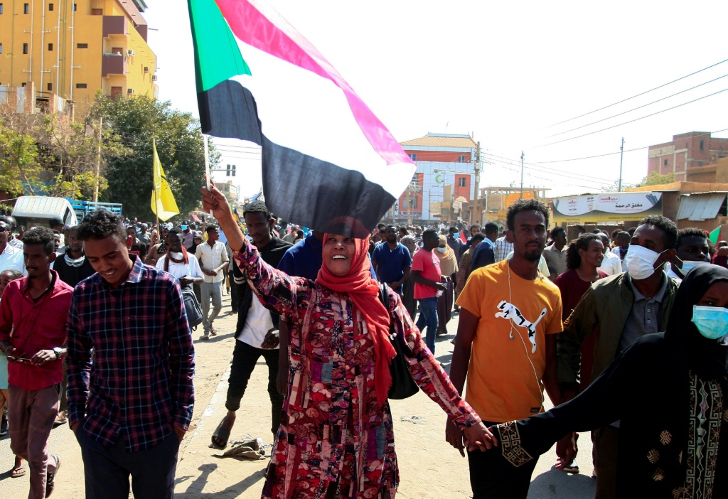 متظاهرون في العاصمة السوودانية الخرطوم في 30 كانون الثاني/يناير 2022 (أ ف ب)
