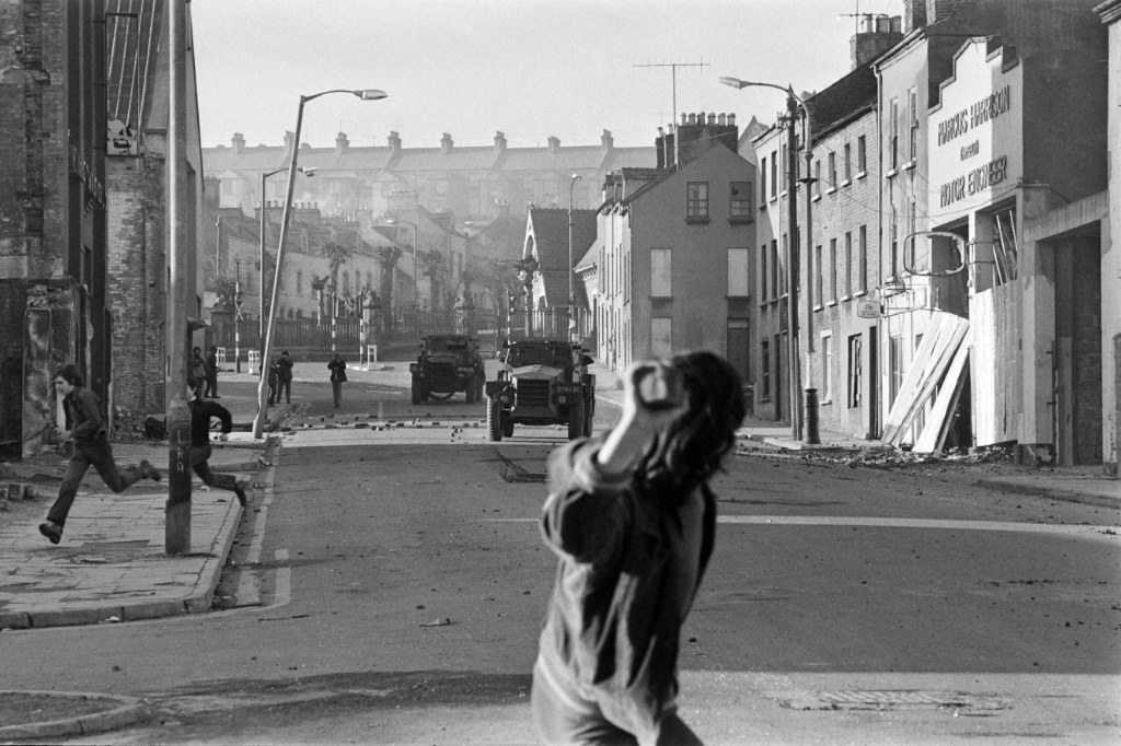    عانت أيرلندا الشمالية من العنف لمدة 30 عامًا بسبب الحكم البريطاني إلى أن تم التوصل إلى اتفاق سلام في عام 1998 (أ ف ب)