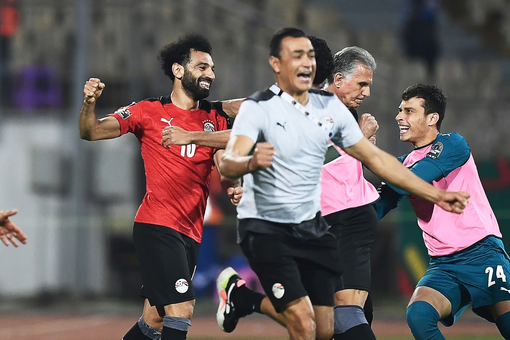 نجم منتخب مصر محمد صلاح (اقصى اليسار) محتفلا مع زملائه بالفوز على المغرب وبلوغ نصف نهائي كأس الامم الافريقية. 30 يناير 2022 (ا ف ب)