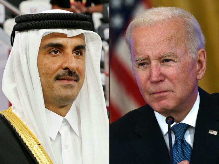 مونتاج يظهر على اليسار أمير قطر الشيخ تميم بن حمد آل ثاني في الخور، قطر في 18 ديسمبر 2021، وعلى اليمين الرئيس الأمريكي جو بايدن في البيت الأبيض في واشنطن، 24 يناير 2022(ا ف ب)