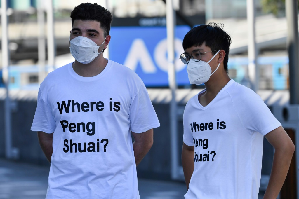نشطاء حقوق الإنسان يرتدون قمصانًا كتب عليها "أين بينغ شواي؟" خلال بطولة أستراليا المفتوحة لكرة المضرب في ملبورن في 25 يناير 2022 (ا ف ب)
