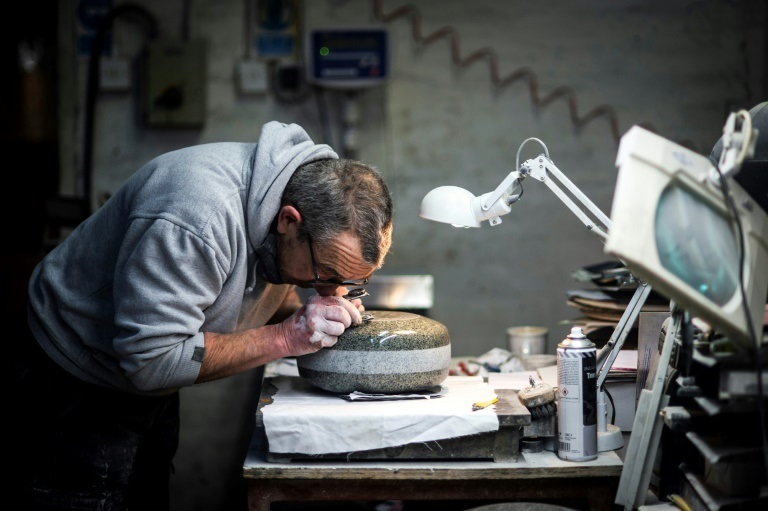 المشرف على الإنتاج جون براون ينهي صناعة حجر "كايس كيرلينغ" في جنوب غلاسكو في 26 يناير 2022 (ا ف ب)