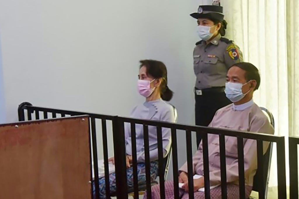 صورة التقطت بتاريخ 24 أيار/مايو 2021 ووزعتها وزارة الإعلام البورمية بتاريخ 26 أيار/مايو 2021 تظهر الزعيمة المدنية أونغ سان سو تشي (يسار) والرئيس السابق وين ميينت (يمين) أثناء مثولهما أمام المحكمة في نايبيداو(ا ف ب)