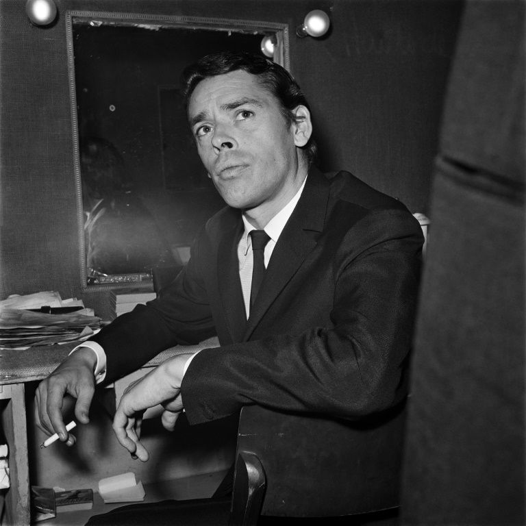 المغني البلجيكي جاك بريل يدخن سيجارة في حجرته على هامش حفلة موسيقية في قاعة الأولمبيا الشهيرة في باريس في السابع من تشرين الأول/أكتوبر 1966(ا ف ب)