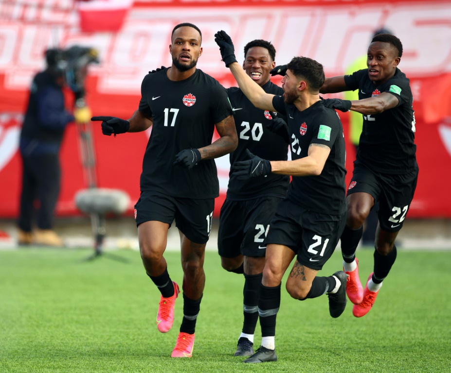 لاعبو المنتخب الكندي يحتفلون بالفوز على الويالات المتحدة 2-صفر في تصفيات الكونكاكاف المؤهلة الى مونديال قطر في 30 كانون الثاني/يناير 2022.(ا ف ب)