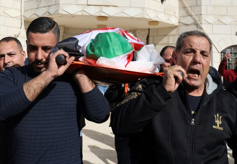  أقارب عمر أسعد أثناء جنازته في الضفة الغربية بتاريخ 13 كانون الثاني/يناير 2022 (ا ف ب)