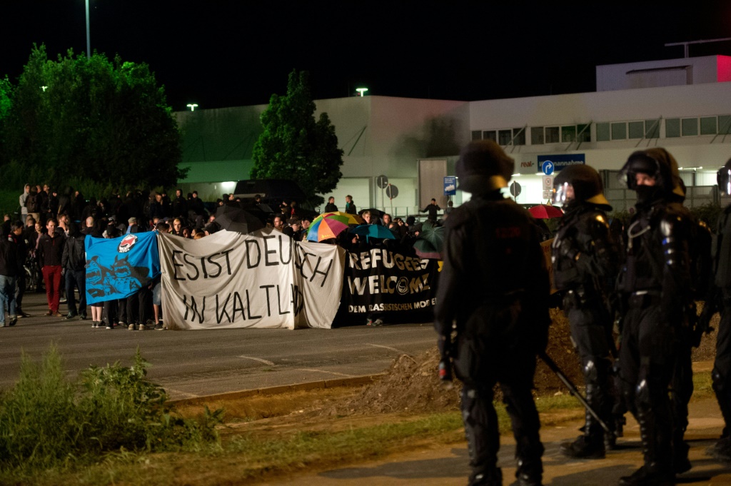 الشرطة في مواجهة متظاهرين من اليمين المتطرّف في ألمانيا يحتّجون على افتتاح مركز جديد لاستقبال اللاجئين في 22 آب/أغسطس 2015 (أ ف ب)