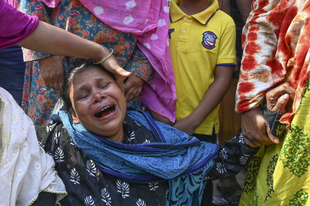 بنجلادش ينعون أقاربهم الذين قتلوا في انهيار رانا بلازا في دكا ، موطن العديد من مصانع النسيج (أ ف ب)