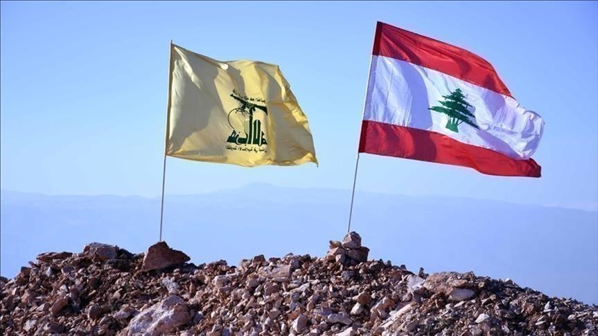 علم لبنان وعلم حزب الله (الأناضول)
