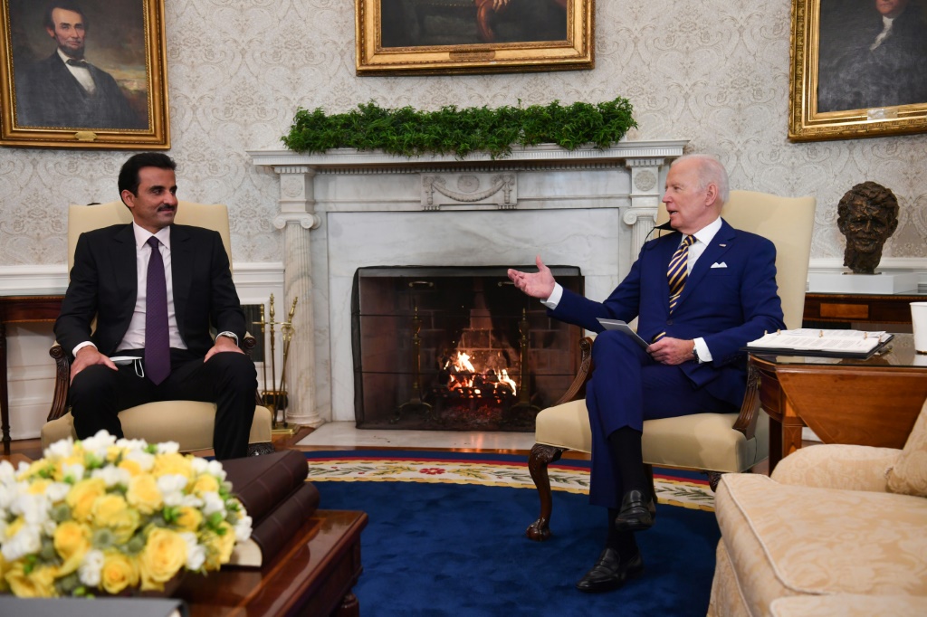 الرئيس الأميركي جو بايدن مستقبلاً في البيت الأبيض أمير قطر الشيخ تميم بن حمد آل ثاني في 31 ك1/ديسمبر 2022.(ا ف ب)