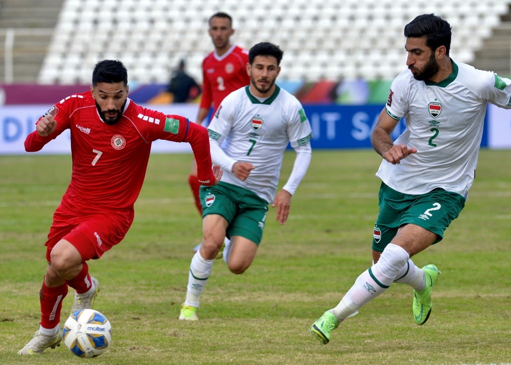 اللبناني حسن معتوق (يسار)محاولاً اختراق الدفاع العراقي خلال الجولة الثامنة من التصفيات الآسيوية المؤهلة إلى مونديال قطر 2022 في الأول من شباط/فبراير 2022(ا ف ب)