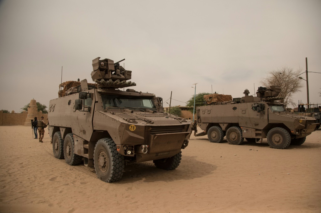 جنود فرنسيون في تمبكتو قبل ساعات على تسليم الجيش المالي معسكر برخان في 14 كانون الأول/ديسمبر 2021.(ا ف ب)