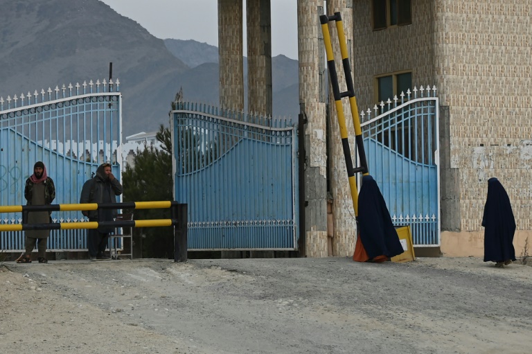 مهتر لام, أفغانستان | AFP | 02-02-2022 - 11:00 UTC+3 | 401 words   AFP  نساء يرتدين البرقع عند مدخل جامعة لغمان الرئيسي في مهتر لام بتاريخ 2 شباط/فبراير 2022(ا ف ب)