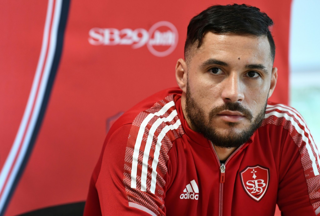 مهاجم المنتخب الجزائري يوسف بلايلي خلال مؤتمر صحافي لتقديمه الى وسائل الاعلام عقب انتقاله الى صفوف بريست الفرنسي في الثاني من فبراير 2022 (ا ف ب)