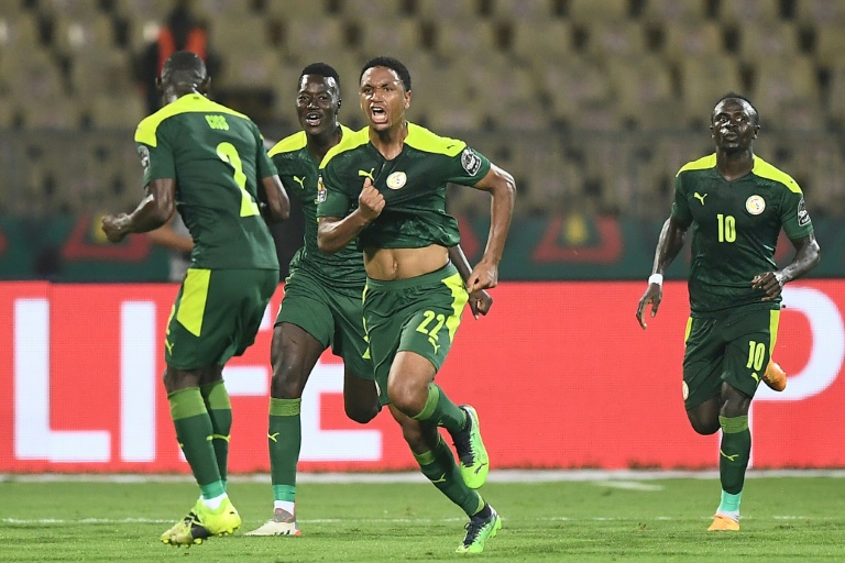 مدافع السنغال عبدو ديالو يحتفل بافتتاح التسجيل في مرمى بوركينا فاسو (3-1) في نصف نهائي كأس الأمم الإفريقية في الكاميرون في الثاني من شباط/فبراير 2022 (اف ب).