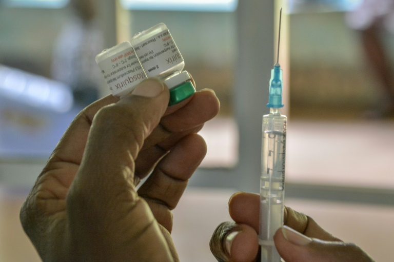 برنامج تجريبي للقاح الرائد - الذي كان قيد الإعداد لمدة 30 عاما - في كينيا وغانا وملاوي منذ عام 2019 (ا ف ب)