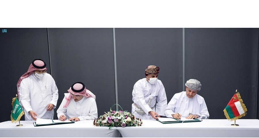 03 فبراير 2022 الرياض - مال  وقّع الصندوق السعودي للتنمية في سلطنة عمان ثلاث مذكرات تفاهم مع وزارة المالية العمانية لتمويل عدد من المشاريع بنحو (244) مليون دولار, وذلك انطلاقًا من توجيهات خادم الحرمين الشريفين الملك سلمان بن عبدالعزيز آل سعود – حفظه الله- واستجابة لجهود تعزيز التعاون المشترك وتبادل الخبرات بين البلدين.  اقرأ المزيد تراجع الأسهم اليابانية مع هبوط سوني وباناسونيك “إنماء الروابي” تعلن فتح باب الترشح لعضوية مجلس الإدارة المواصفات السعودية تتسلم الرخصة الحكومية الخاصة بالبرمجيات الحكومية   ووقع مذكرات التفاهم من جانب     وتهدف مذكرة التفاهم الأولى إلى دعم المؤسسات الصغيرة والمتوسطة من خلال تقديم تمويل لدعم المحفظة الاقراضية للقروض الميسّرة في مختلف القطاعات بمبلغ حوالي (150) مليون دولار، ويأتي جزء من هذا التمويل لإنشاء المشاريع الصغيرة والمتوسطة في المحافظات وذلك للاستفادة من الميزة النسبية وتنميتها لكل محافظة، إلى جانب تعظيم منافع تأسيس وتمويل توسعة المشاريع القائمة للمؤسسات العمانية الصغيرة والمتوسطة بما يتضمن مساهمة القطاع الخاص في التنمية ودعم استيعاب الباحثين عن العمل، وتهدف مذكرتي التفاهم الأخرى إلى المساهمة في تمويل مشاريع تطوير البنية الأساسية بالمنطقة الاقتصادية الخاصة بالدقم.  ورحب وزير المالية العمانية بتوقيع مذكرات التفاهم مع الصندوق السعودي للتنمية, مشيراً إلى أن هذه المذكرات تأتي تتويجاً للعلاقات التاريخيةوالشراكة الوثيقة بين المملكة وسلطنة عمان ورؤية قيادة البلدين، حيث ستسهم في فتح آفاق للتعاون على مستويات عديدة، من بينها دعم ريادة الأعمال في السلطنة وتطوير البنى الأساسية، إلى جانب النهوض بالمشاريع الاقتصادية.    من جانبه أكد الرئيس التنفيذي للصندوق السعودي للتنمية أن جهود المملكة تهدف من خلال إسهامات الصندوق في توقيع هذه المذكرات إلى تعزيز التعاون المشترك بين البلدين الشقيقين، وانطلاقاً من الدور الفاعل الذي يقوم به الصندوق في دعم مسارات التنمية الاجتماعية والاقتصادية في الدول النامية.
