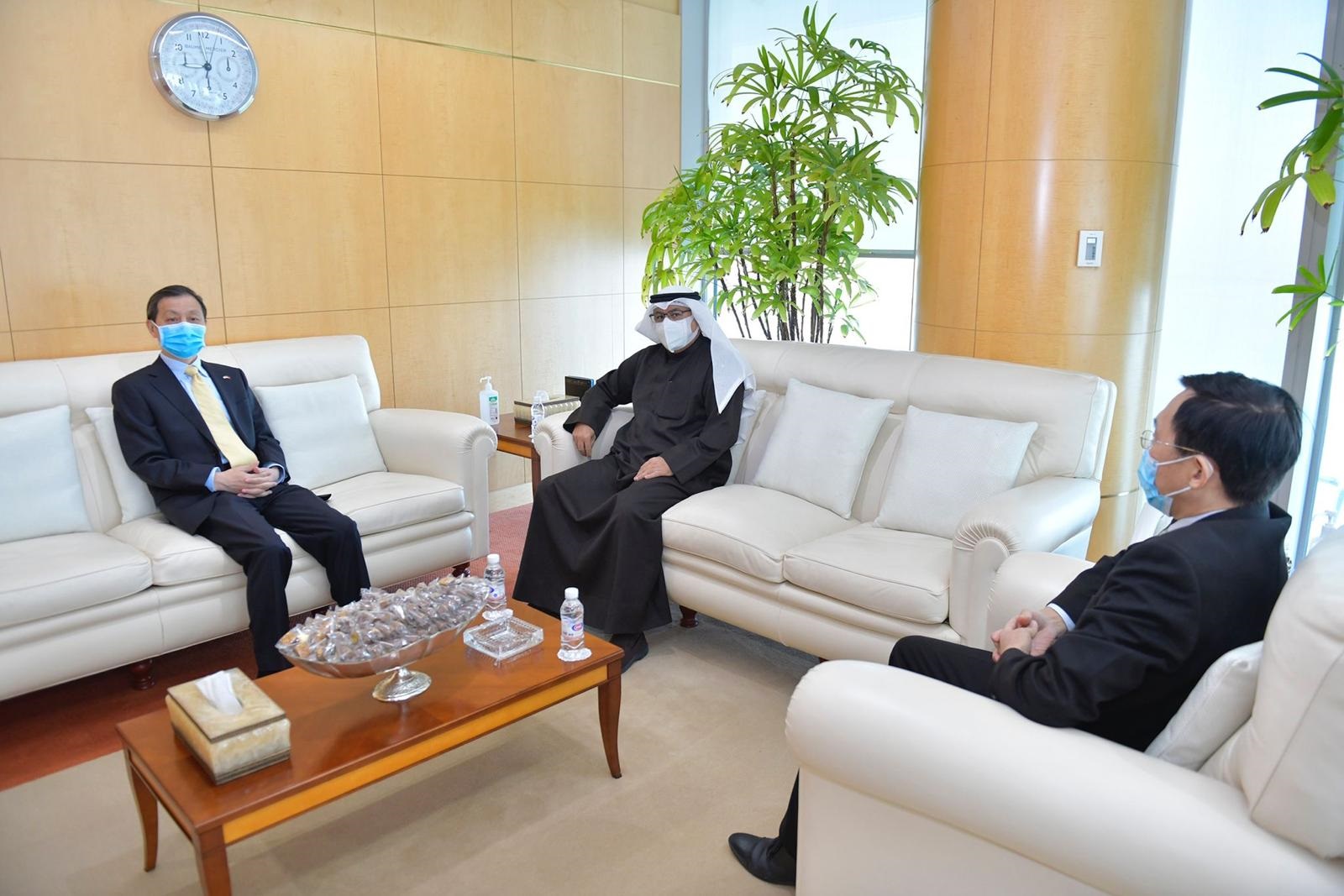   وزير النفط   الدكتور محمد   مع سفير جمهورية الصين الشعبية لي مينغ قانغ (كونا)