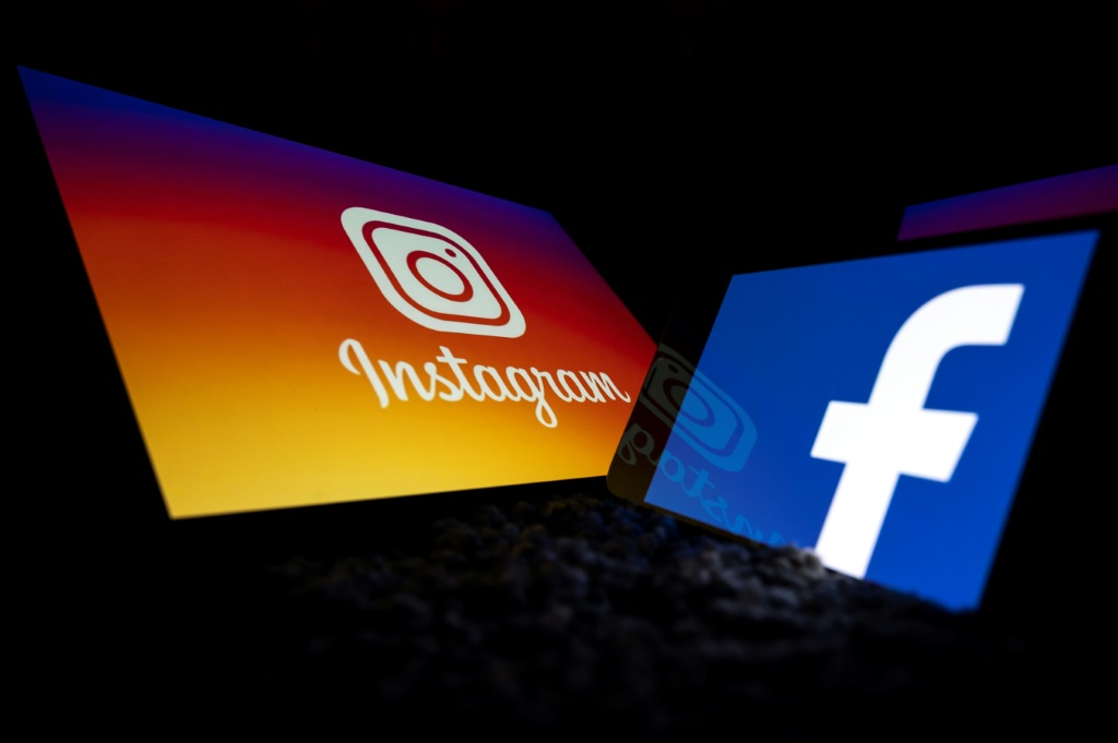 شعارا فيسبوك وانستغرام يظهران على شاشتي هاتف وحاسوب لوحي في تولوز الفرنسية في 5 تشرين الأول/اكتوبر 2020 (أ ف ب)