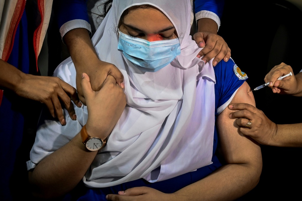 الصحة الماليزية: سنوصي الحكومة بإعادة فتح الحدود بعد تحسن معدلات التطعيم بالجرعات المعززة (أ ف ب)
