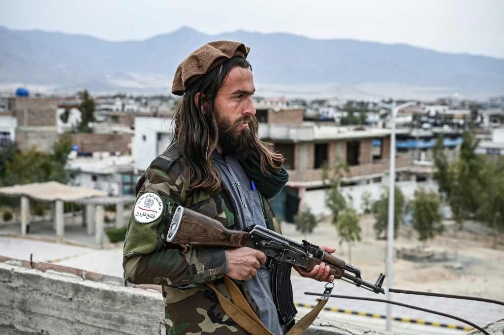 قام مقاتلو طالبان بتفريق الاحتجاجات النسائية بالقوة ، واحتجزوا المنتقدين وضربوا الصحفيين الأفغان الذين يكتبون عن المسيرات المناهضة للنظام (ا ف ب)   