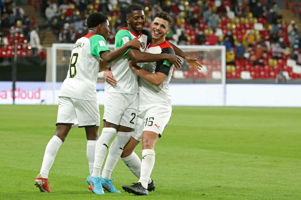 لاعبو الجزيرة الإماراتي يحتفلون بتسجيل هدف في مرمى بيراي التاهيتي خلال افتتاح مونديال الأندية في أبو ظبي في 3 شباط/فبراير 2022(ا ف ب)