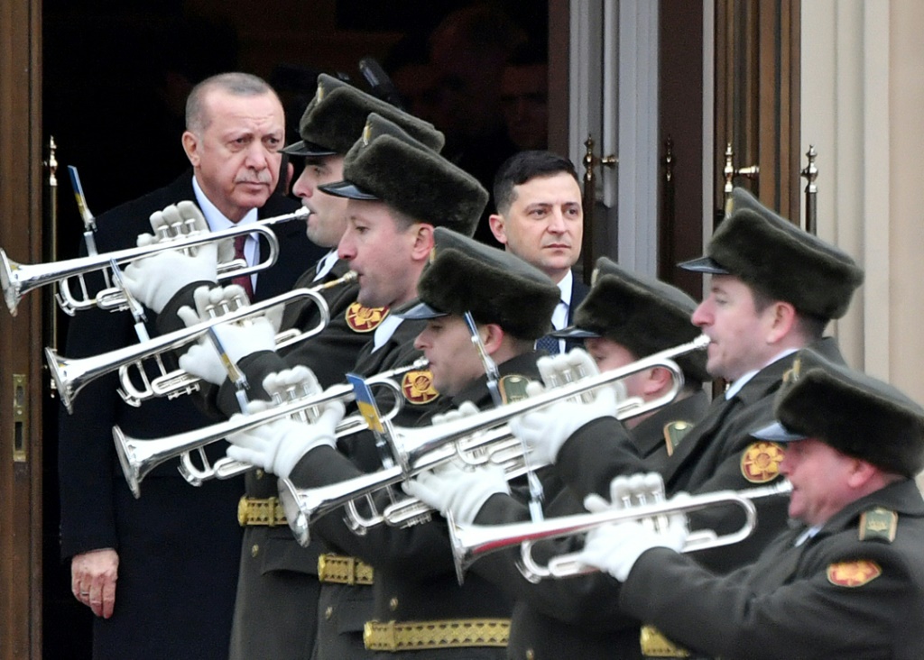 الرئيس الأوكراني فولوديمير زيلينسكي (يمين)خلال مراسم استقبال لنظيره التركي رجب طيب إردوغان في كييف في 3 شباط/فبراير 2020(ا ف ب)