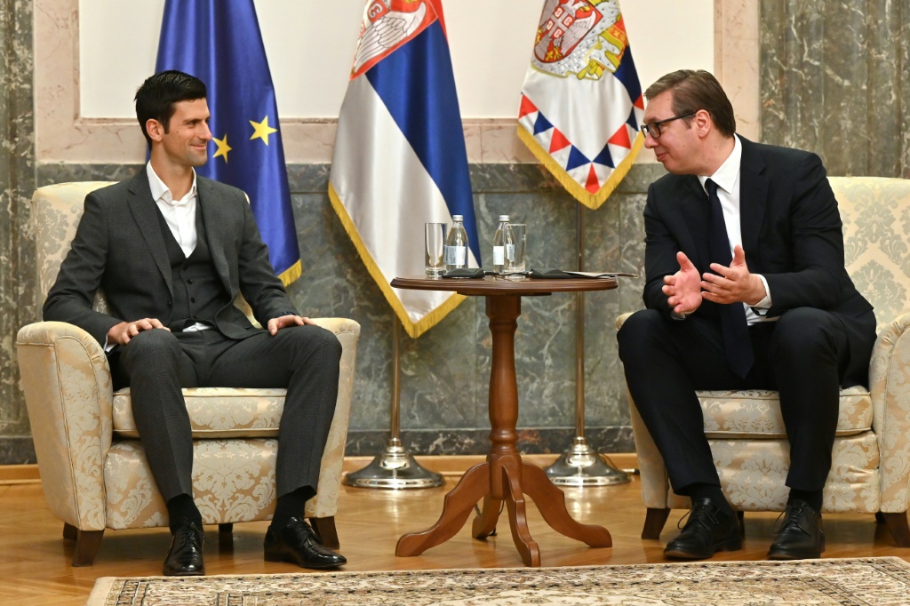 نوفاك ديوكوفيتش المصنف أول عالمياً في كرة المضرب مع الرئيس الصربي ألكسندر فوتشيتش