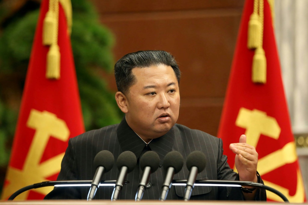 صورة نشرتها وكالة الأنباء الكورية الشمالية في 3 أيلول/سبتمبر 2021 للزعيم كيم جونغ أون متحدثا في اجتماع للمكتب السياسي لحزب العمال الحاكم في بيونغ يانغ(ا ف ب)