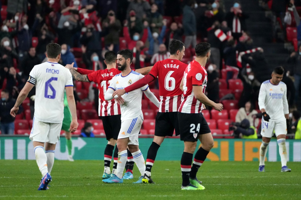 لاعبو أتلتيك بلباو وريال مدريد بعد فوز الأول في ربع نهائي كأس إسبانيا لكرة القدم في 3 شباط/فبراير 2022(ا ف ب)