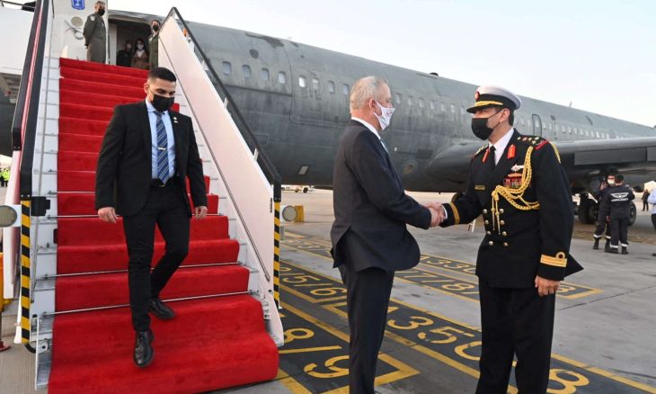 بيني غانتس لدى استقباله من قبل مسؤول عسكري بحريني في مطار المنامة وخلفه الطائرة (تويتر)
