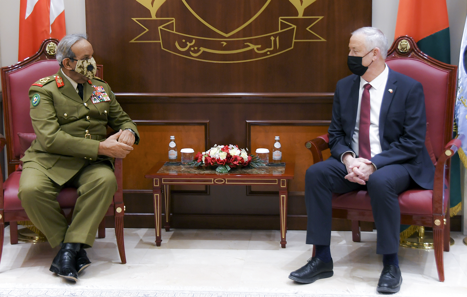 وزير الدفاع الإسرائيلي بيني جانتس   مع نظيره البحريني عبد الله بن حسن النعيمي (بنا)