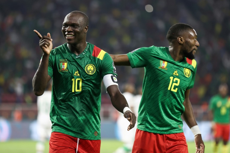الثنائي الكاميروني فنسان أبو بكر وكارل توكو-إيكامبي اللذين سجلا جميع أهداف منتخب بلادهما خلال النسخة الـ33 من كأس أمم إفريقيا (ا ف ب) 