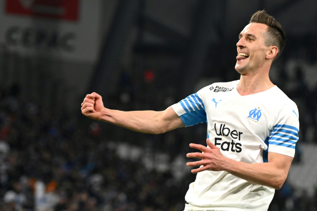 مهاجم مرسيليا الدولي البولندي أركاديوش ميليك يحتفل بالهاتريك في مرمى أنجيه (5-2) في الدوري الفرنسي في الرابع من شباط/فبراير 2022.(ا ف ب)