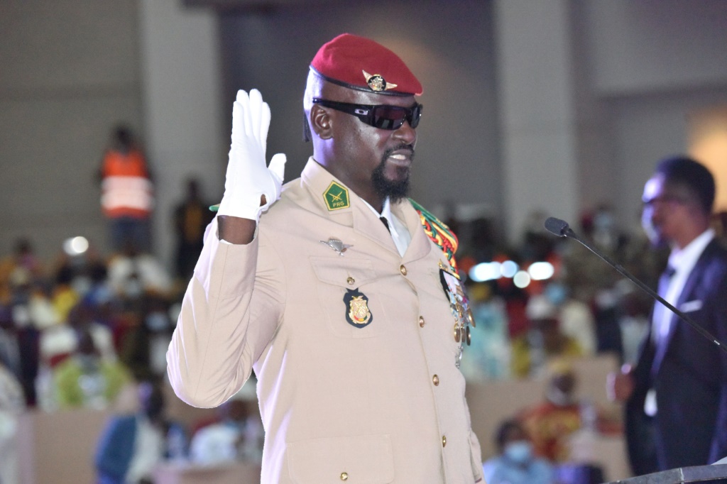 الكولونيل مامادي دومبويا يؤدي اليمين رئيسا انتقاليا لغينيا في كوناكري في الاول من تشرين الاول/أكتوبر 2021.(ا ف ب)