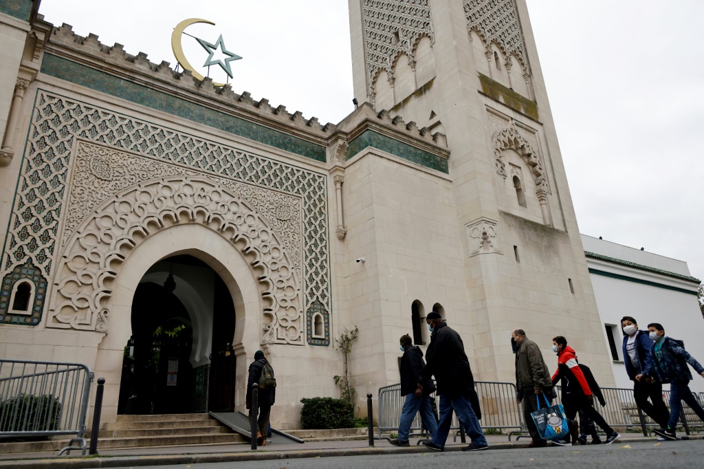 وصول مصلّين إلى مسجد باريس الكبير في 30 تشرين الأول/أكتوبر 2020(ا ف ب)