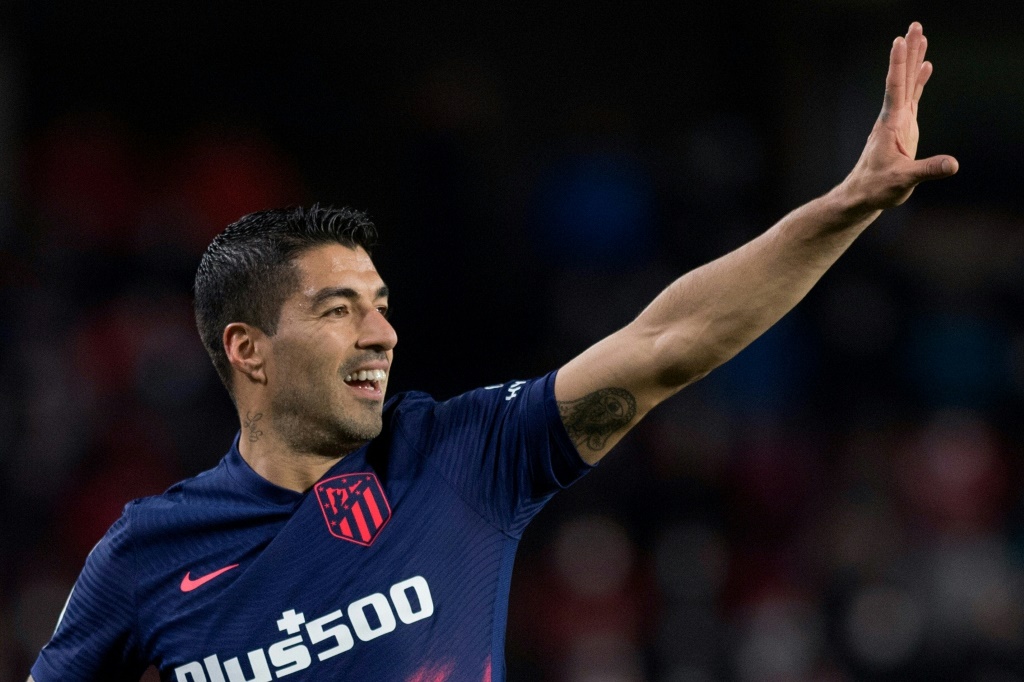 سيواجه الأوروغوياني لويس سواريس ناديه القديم حينما يحل أتلتيكو مدريد ضيفاً على برشلونة الأحد(ا ف ب)