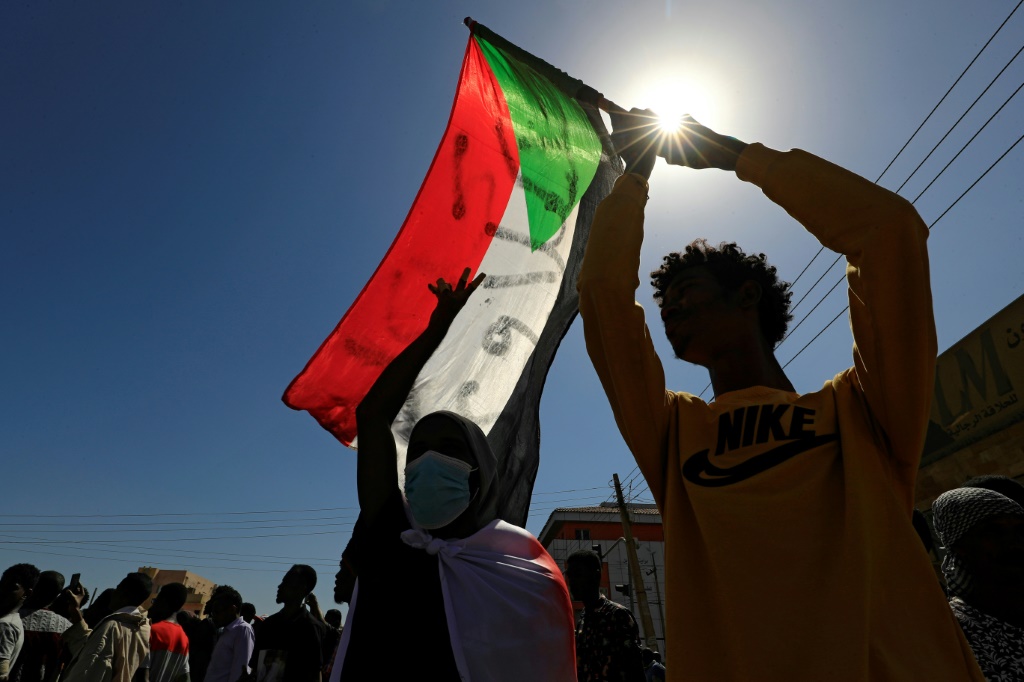 مشاركون في تظاهرة للمطالبة بمحاسبة المسؤولين عن مقتل متظاهرين في أعمال قمع في الخرطوم في 24 كانون الثاني/يناير 2022 (أ ف ب)