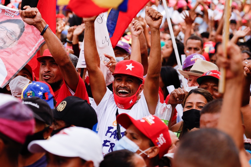 فنزويليون يتظاهرون خلال الحدث الانتخابي النهائي قبل الانتخابات الإقليمية في 21 نوفمبر 2021 (د ب أ)