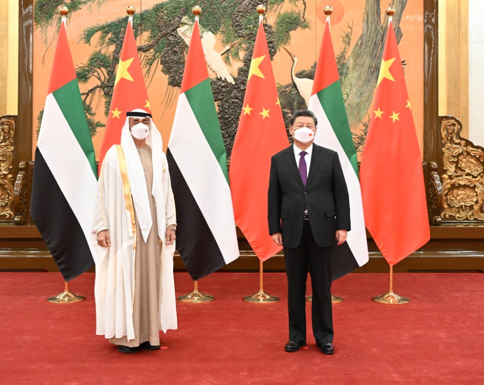 ولي عهد أبوظبي الشيخ محمد بن زايد آل نهيان مع الرئيس الصيني شي جين بينج (وام)