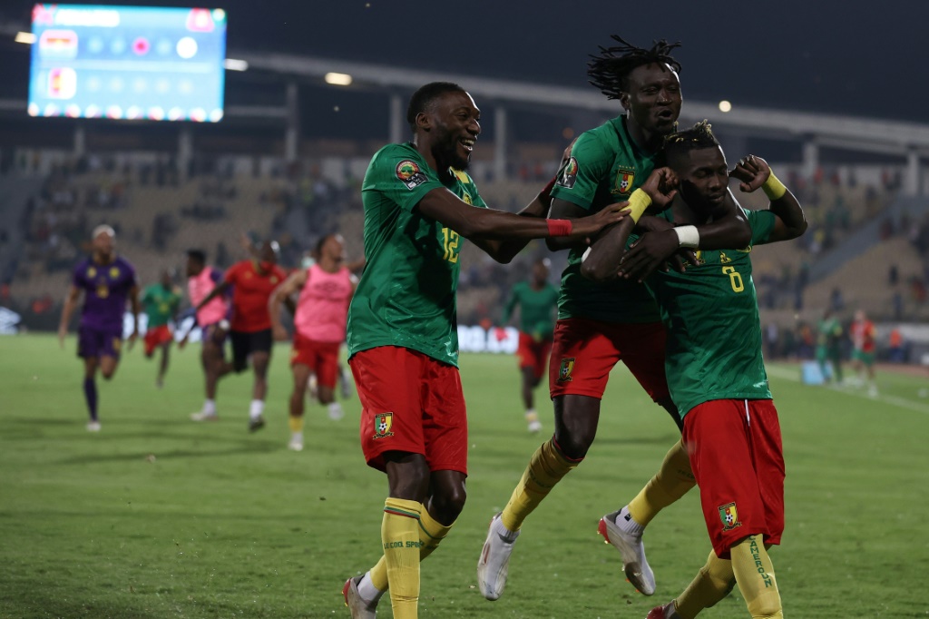 لاعبو المنتخب الكاميروني يحتفلون بالفوز على بوركينا فاسو بركلات الترجيح في مباراة الترضية في كأس الأمم الإفريقية في الخامس من شباط/فبراير 2022.(ا ف ب)