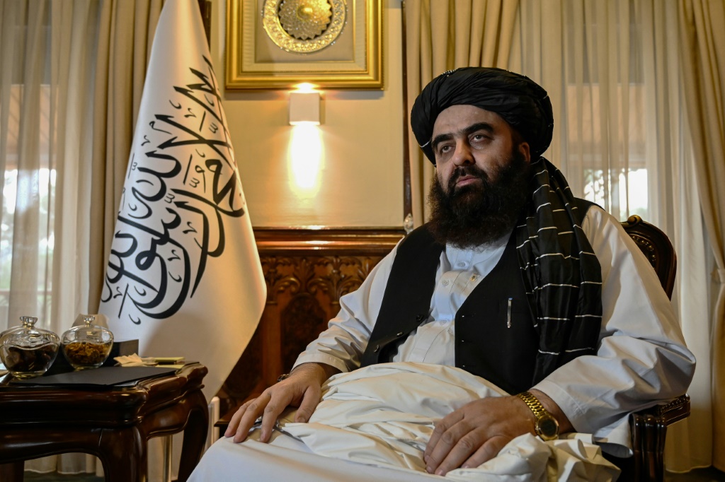   قال وزير الخارجية الأفغاني أمير خان متقي إن طالبان تقترب تدريجياً من الاعتراف الدولي بشروطها (أ ف ب)